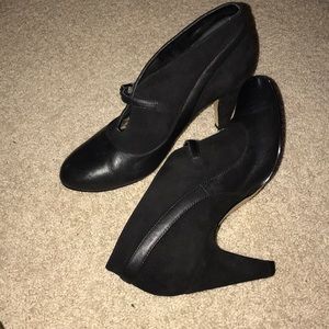 Bella Vita Black & Suede Bootie!
